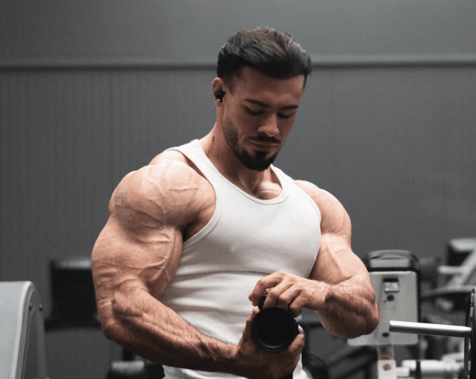 Leon Hägele mit Kamera bei einer Fitness-Produktion