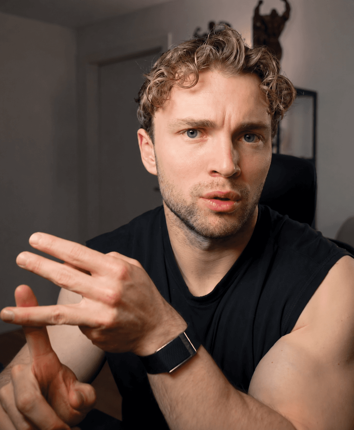 Ramon Limacher spricht direkt in die Kamera